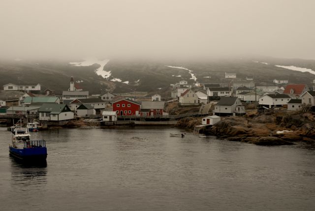 Un certain parfum scandinave, sous le brouillard de Harrington Harbour – Crédit photo: ©Gary Lawrence